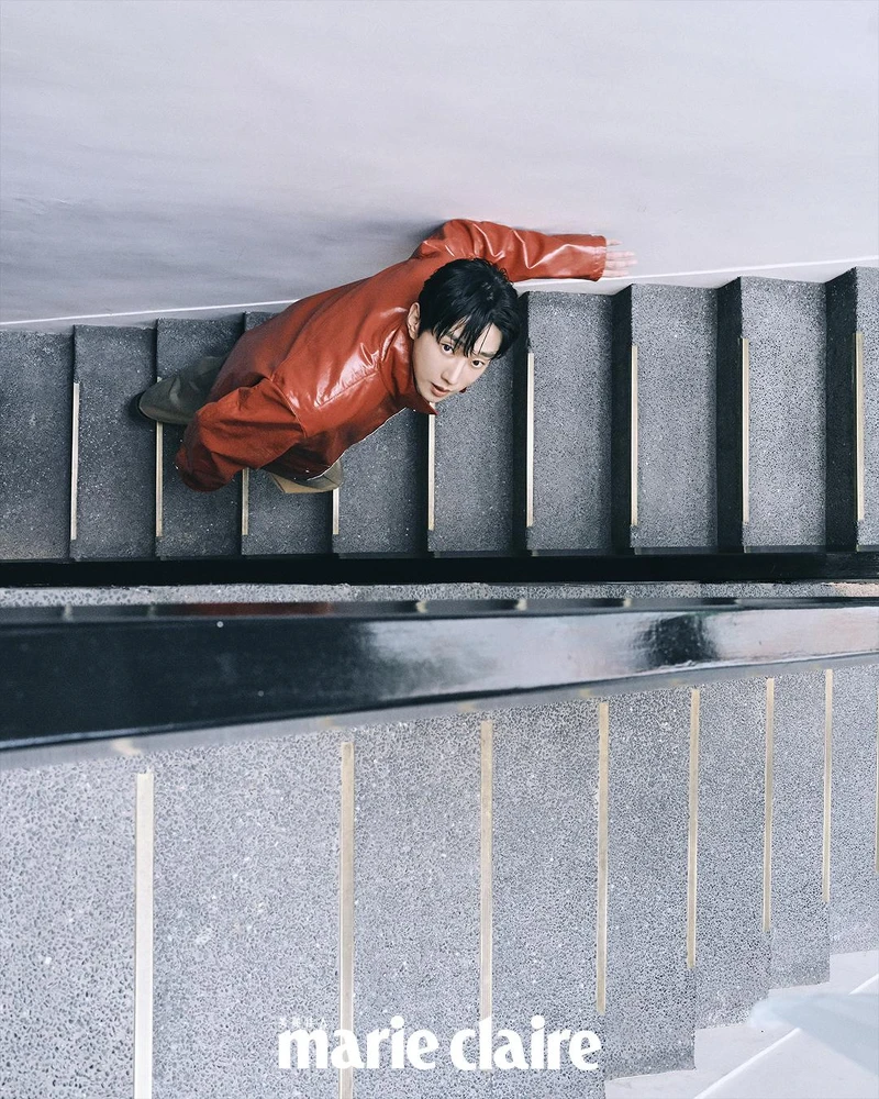 紅色立領皮衣、沙色拉鍊外套襯衫、白色高領上衣、棕色寬褲、皮帶、皮鞋,all by Hermès。 紅色立領皮衣、沙色拉鍊外套襯衫、白色高領上衣、棕色寬褲、皮帶、皮鞋,all by Hermès。