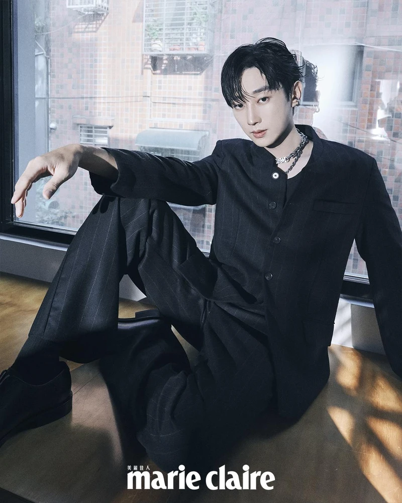 深藍色條紋西裝外套、深藍色條紋西裝長褲;both by Peter Wu;銀色腰鏈,Louis Vuitton;黑色皮鞋,Ferragamo。 深藍色條紋西裝外套、深藍色條紋西裝長褲;both by Peter Wu;銀色腰鏈,Louis Vuitton;黑色皮鞋,Ferragamo。