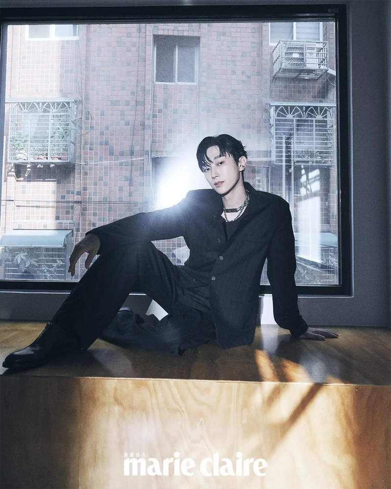 深藍色條紋西裝外套、深藍色條紋西裝長褲;both by Peter Wu;銀色腰鏈,Louis Vuitton;黑色皮鞋,Ferragamo。 深藍色條紋西裝外套、深藍色條紋西裝長褲;both by Peter Wu;銀色腰鏈,Louis Vuitton;黑色皮鞋,Ferragamo。