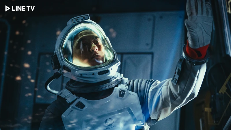 星際救援》 傅孟柏飾演太空人「孟白」,出任務遇難在宇宙漂流。(圖/LINE TV提供) 星際救援》 傅孟柏飾演太空人「孟白」,出任務遇難在宇宙漂流。(圖/LINE TV提供)