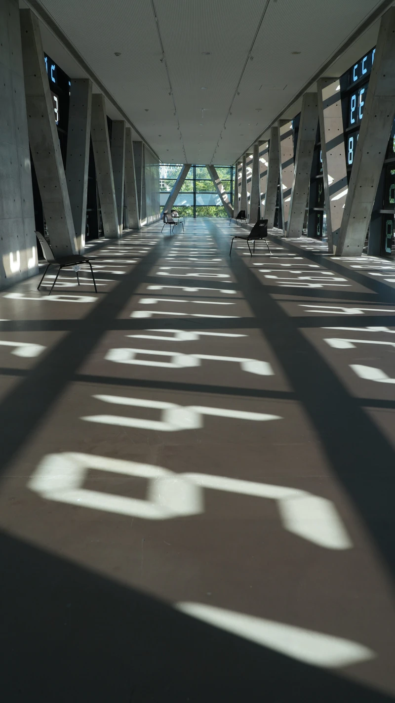 感受並穿越數字的迴廊。 感受並穿越數字的迴廊。