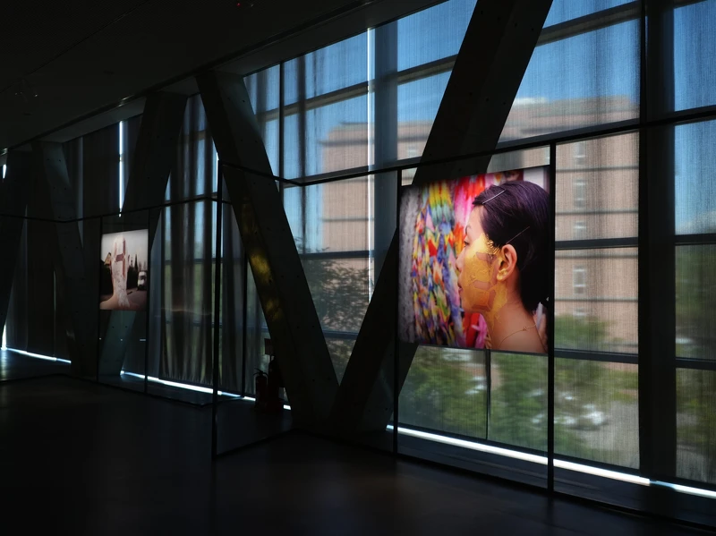 此次來展出以數字塗鴉在臉上的「計數之膚」系列(Counter Skin series) 此次來展出以數字塗鴉在臉上的「計數之膚」系列(Counter Skin series)