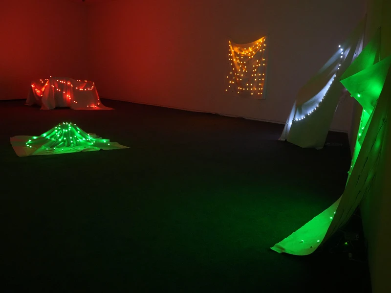 脫鞋入內,適合靜下來慢慢感受的「非定性時間」系列(Unstable Time series)。 脫鞋入內,適合靜下來慢慢感受的「非定性時間」系列(Unstable Time series)。