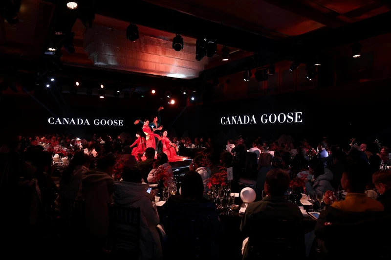 Canada Goose沉浸式體驗之旅的晚宴舞者隨蜀錦韻律起舞,流轉出東方獨有的韻味。 Canada Goose沉浸式體驗之旅的晚宴舞者隨蜀錦韻律起舞,流轉出東方獨有的韻味。