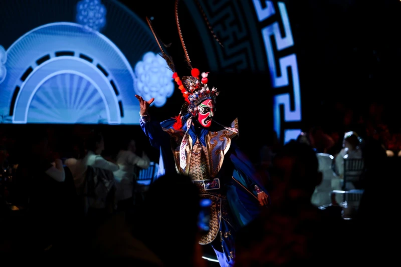 晚宴表演還有精彩的川劇變臉。 晚宴表演還有精彩的川劇變臉。