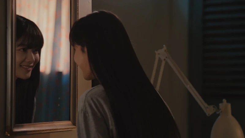 高中的白雅珍會對著鏡子笑、做表情,知道能用演技、情緒操控別人,漫畫裡則是以包包裡放著心理學書籍作為表現 高中的白雅珍會對著鏡子笑、做表情,知道能用演技、情緒操控別人,漫畫裡則是以包包裡放著心理學書籍作為表現