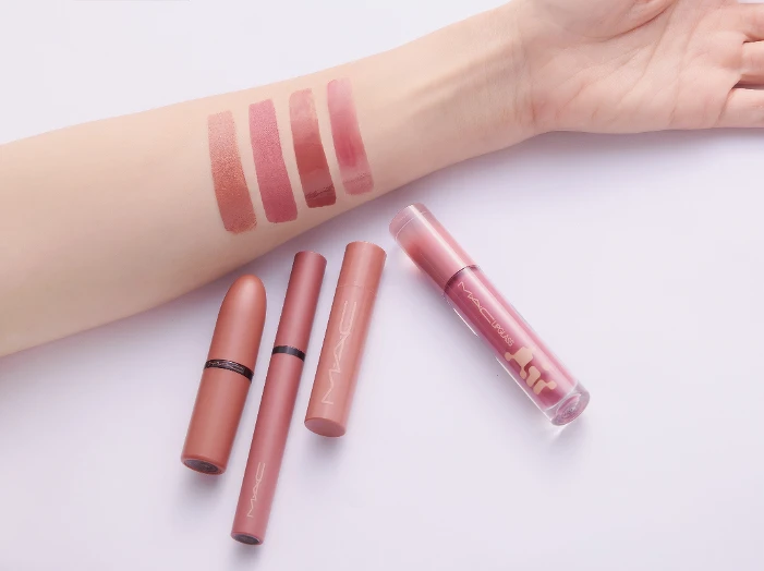 左到右: MACximal極自我緞光唇膏-Satin Teddy /絲柔粉霧奢緞唇膏-Edgy Teddy / 4D嘟嘟翹唇膏-Naughty Teddy / 冰晶潤唇露-Shiny Teddy 左到右: MACximal極自我緞光唇膏-Satin Teddy /絲柔粉霧奢緞唇膏-Edgy Teddy / 4D嘟嘟翹唇膏-Naughty Teddy / 冰晶潤唇露-Shiny Teddy