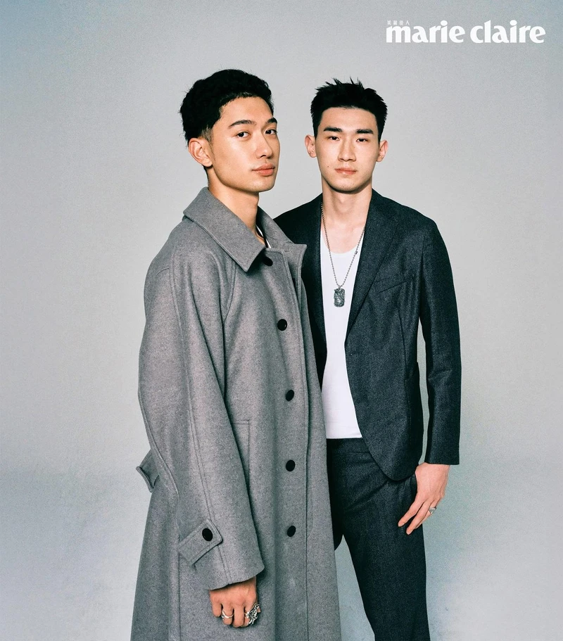 雷蒙恩:灰色西裝大衣,Peter Wu;戒指,Cody Sanderson。馬建豪:深藍色西裝外套、深藍色西裝長褲,both by Boss;戒指、項鍊,all by Cody Sanderson。 雷蒙恩:灰色西裝大衣,Peter Wu;戒指,Cody Sanderson。馬建豪:深藍色西裝外套、深藍色西裝長褲,both by Boss;戒指、項鍊,all by Cody Sanderson。