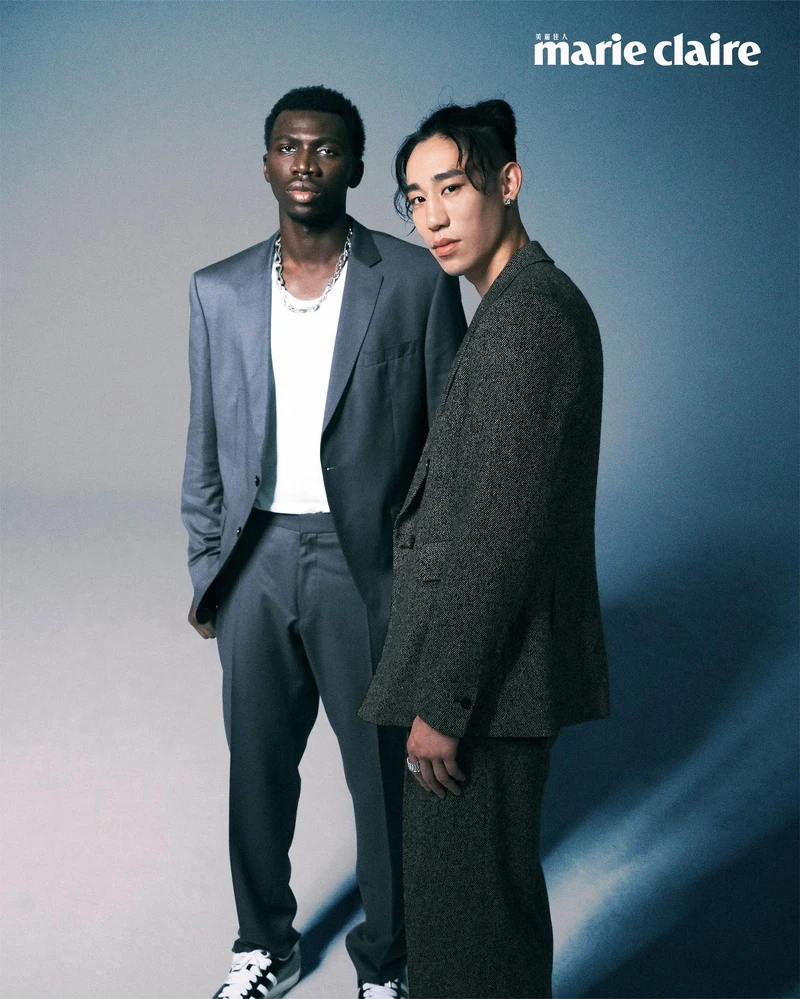 阿巴西 :鐵灰色西裝外套、鐵灰色西裝長褲,both by Boss;項鍊,Cody Sanderson。林書緯:棕色毛呢西裝外套、棕色毛呢西裝長褲,both by Sandro;耳環、戒指,both by Cody Sanderson。 阿巴西 :鐵灰色西裝外套、鐵灰色西裝長褲,both by Boss;項鍊,Cody Sanderson。林書緯:棕色毛呢西裝外套、棕色毛呢西裝長褲,both by Sandro;耳環、戒指,both by Cody Sanderson。