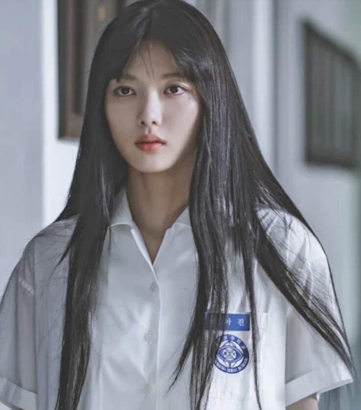 金裕貞在2025熱門韓劇《親愛的X》飾演高冷狠毒的女主角白雅珍。