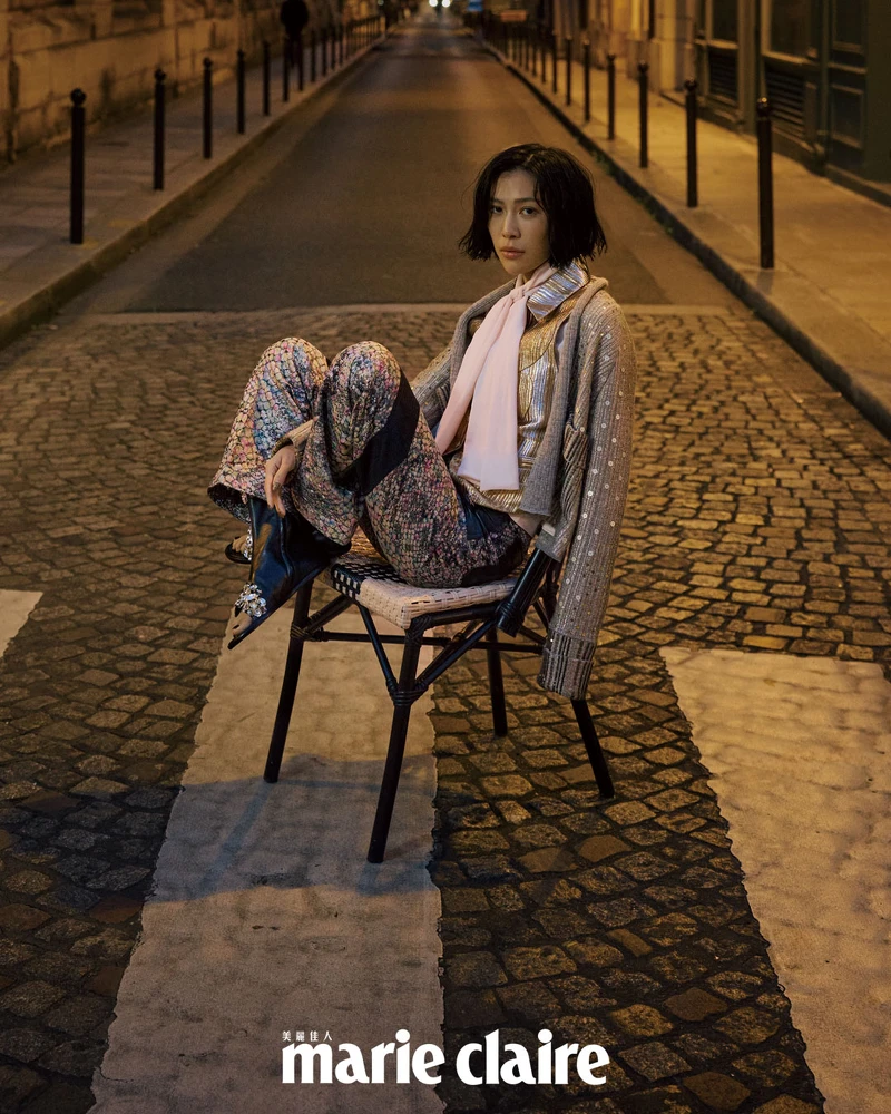 粉色領飾絲質襯衫、金色背心、金色刺繡針織外套、異材質拼接長褲、黑色露趾鑲鑽皮靴，All by Louis Vuitton。