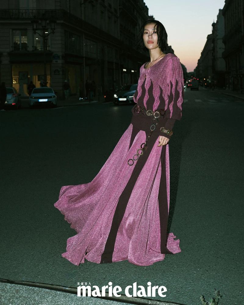 火焰針織上衣、針織拼接長裙、手環、項鍊，All by Louis Vuitton。