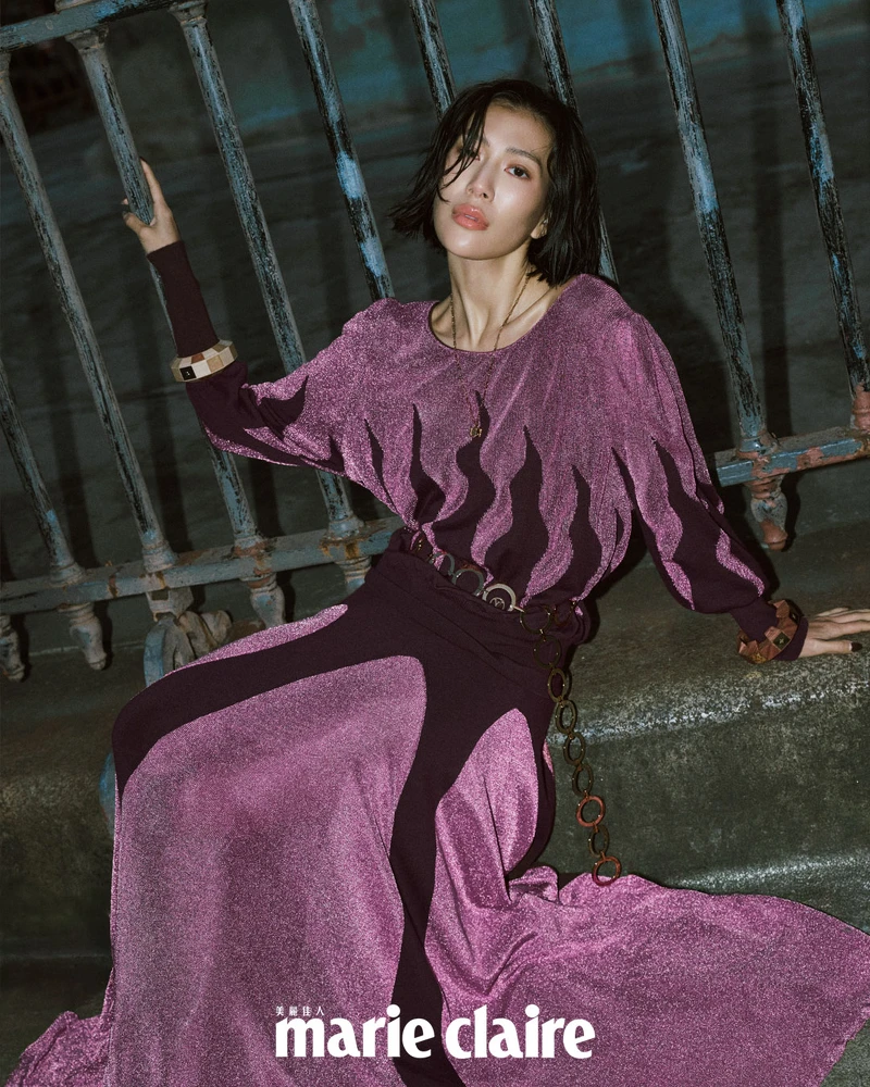 火焰針織上衣、針織拼接長裙、手環、項鍊，All by Louis Vuitton。