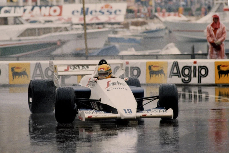 1984 年摩納哥大獎賽,大雨滂沱中,冼拿駕駛 Toleman-Hart TG184 首度震撼F1世界,以新人之姿衝上第二名,從此被稱為「雨中之神」。 1984 年摩納哥大獎賽,大雨滂沱中,冼拿駕駛 Toleman-Hart TG184 首度震撼F1世界,以新人之姿衝上第二名,從此被稱為「雨中之神」。