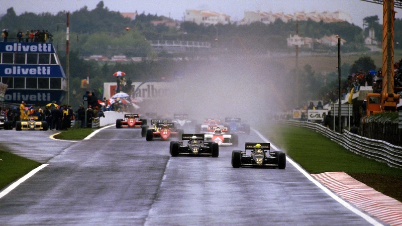 1985 年葡萄牙大獎賽(Estoril Circuit),大雨傾盆中,冼拿駕駛蓮花 97T 橫掃全場。 1985 年葡萄牙大獎賽(Estoril Circuit),大雨傾盆中,冼拿駕駛蓮花 97T 橫掃全場。