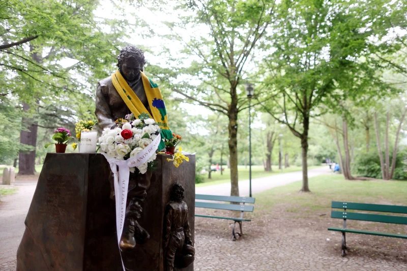 2024 年 5 月,伊莫拉恩佐與迪諾・法拉利賽道舉行艾米利亞-羅馬涅大獎賽前夕,現場設置冼拿逝世三十週年的紀念裝置,致敬這位永遠的F1傳奇。 2024 年 5 月,伊莫拉恩佐與迪諾・法拉利賽道舉行艾米利亞-羅馬涅大獎賽前夕,現場設置冼拿逝世三十週年的紀念裝置,致敬這位永遠的F1傳奇。