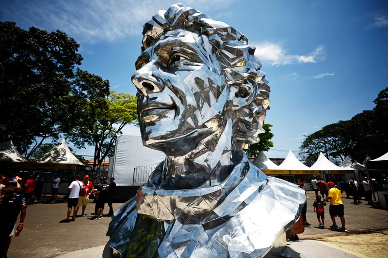 聖保羅「荷西・卡洛斯・佩斯賽道」(Autódromo José Carlos Pace)有他的雕像。 聖保羅「荷西・卡洛斯・佩斯賽道」(Autódromo José Carlos Pace)有他的雕像。