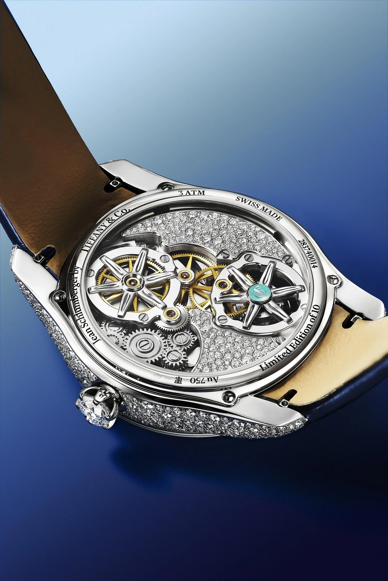 Jean Schlumberger by Tiffany 高級珠寶系列 Bird on a Flying Tourbillon Azure Blossom 飛行陀飛輪腕錶 39mm 錶殼，內填琺瑯和漆面錶盤，搭配鱷魚皮錶帶，鑲嵌共 771 顆鑽石，總重逾 3.8 克拉。限量發行 10 枚。