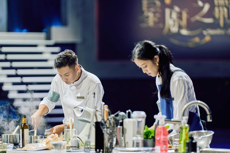《星廚之戰》職人主廚施捷夫、明星廚助陳庭妮節目劇照 《星廚之戰》職人主廚施捷夫、明星廚助陳庭妮節目劇照