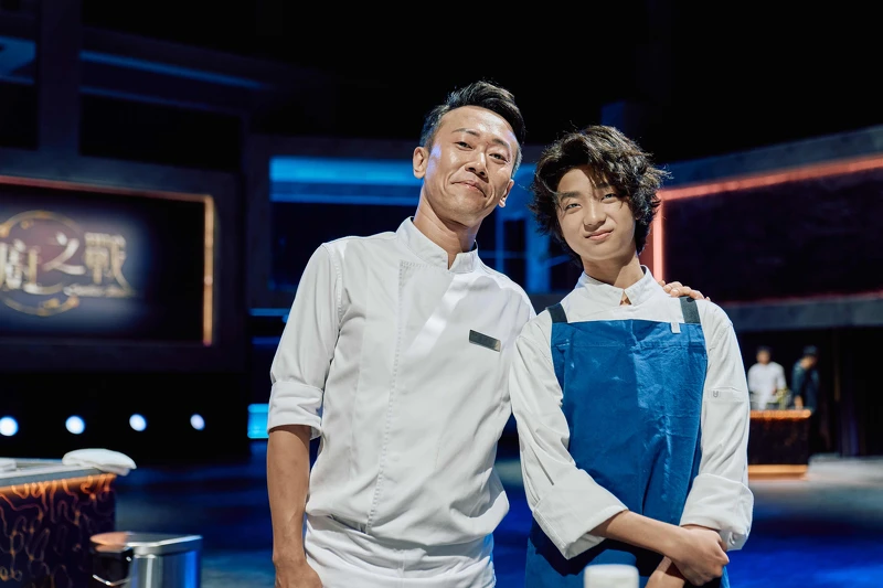 《星廚之戰》職人主廚余鑫源、明星廚助白潤音節目劇照 《星廚之戰》職人主廚余鑫源、明星廚助白潤音節目劇照