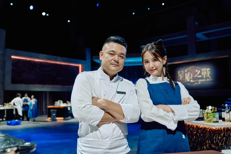 《星廚之戰》職人主廚陳勇孝、明星廚助安心亞節目劇照 《星廚之戰》職人主廚陳勇孝、明星廚助安心亞節目劇照