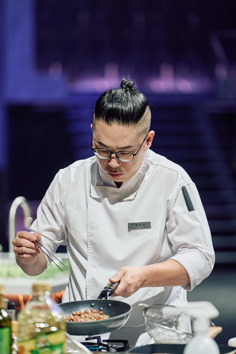 《星廚之戰》職人主廚鄭淳豪節目劇照 《星廚之戰》職人主廚鄭淳豪節目劇照