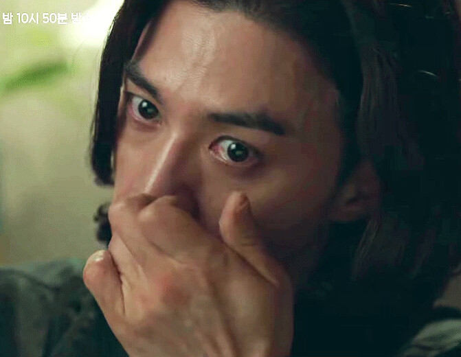 劇中經典的咬指甲畫面,金智勳眼神詭異,連指甲蓋都啃得很可怕 劇中經典的咬指甲畫面,金智勳眼神詭異,連指甲蓋都啃得很可怕