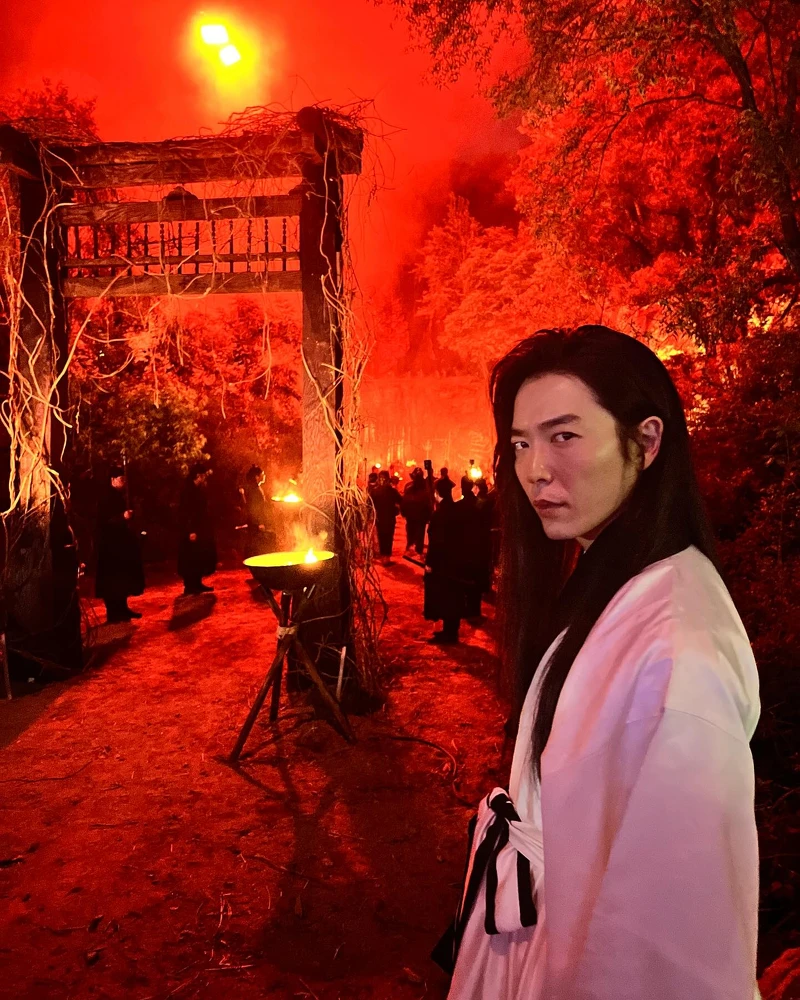 即使是片場花絮照,金昱材眼神還是很肅殺 即使是片場花絮照,金昱材眼神還是很肅殺