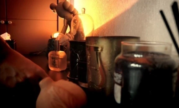 SEVENTEEN成員金珉奎的梳妝台上擺著Santa Maria Novella(SMN)的Melograno波斯石榴花香水。