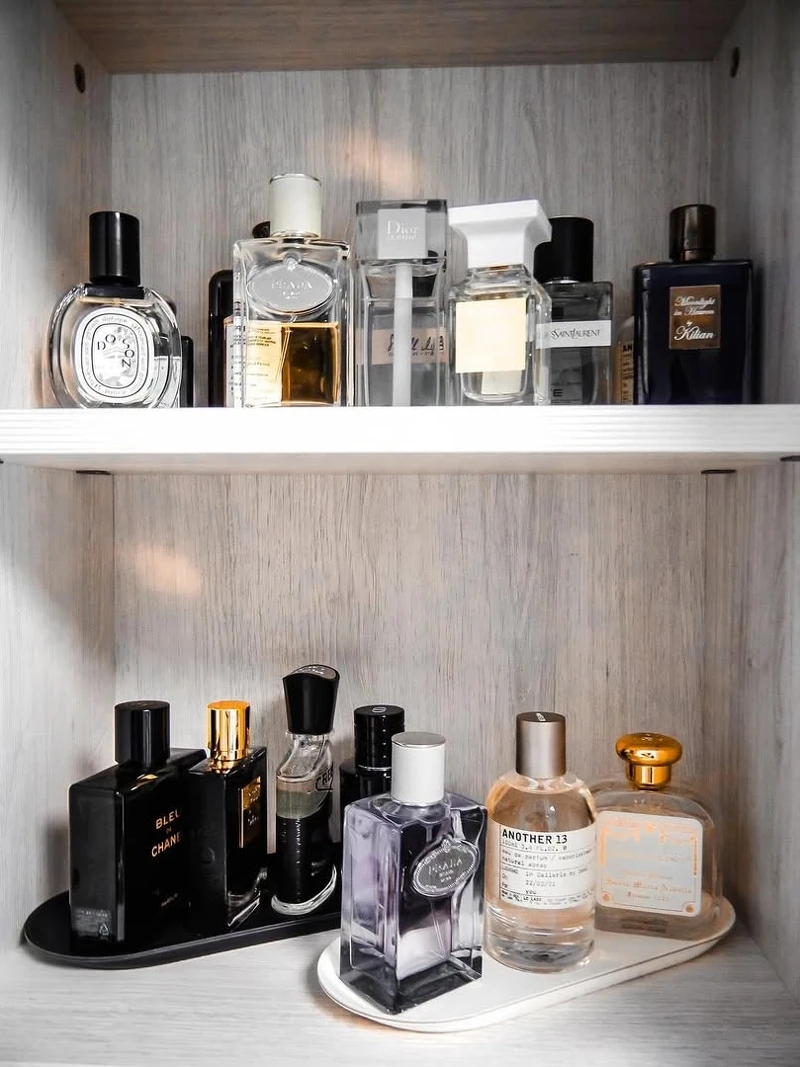 SEVENTEEN成員李碩(DK)在IG分享自己的香水櫃，其中就有Santa Maria Novella(SMN)的Angeli di Firenze天使之水。