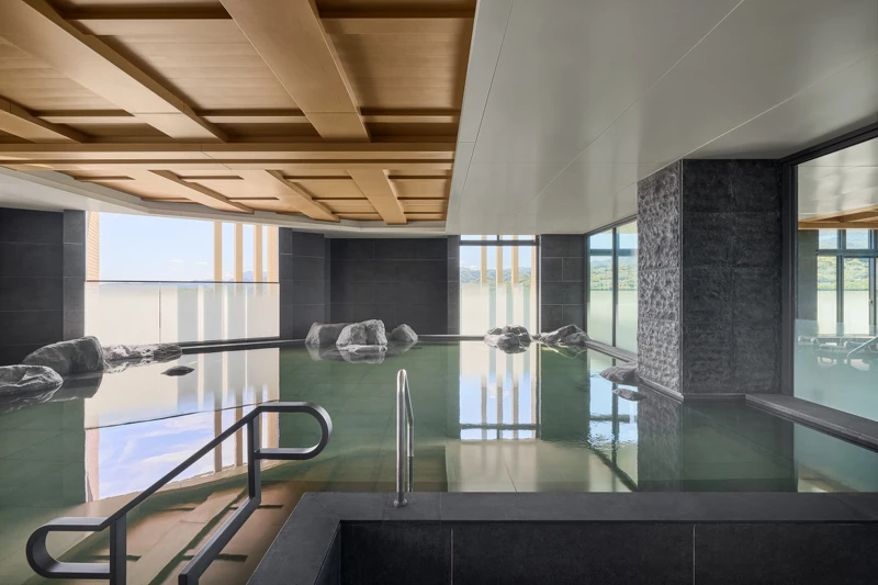 男湯「望谷」以深色系打造空間。 男湯「望谷」以深色系打造空間。