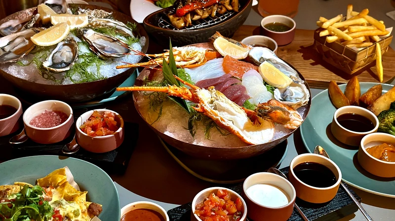 Uma Beach House提供囊括日式、美式與秘魯菜系料理