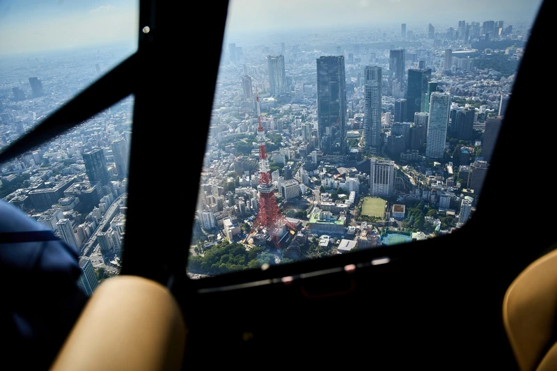 從東京起飛的直升機觀景行程,可俯瞰東京都區甚至遠眺富士山。城市景色會隨著時間變化,在高空中欣賞時,能感受到難得的非日常時光。 從東京起飛的直升機觀景行程,可俯瞰東京都區甚至遠眺富士山。城市景色會隨著時間變化,在高空中欣賞時,能感受到難得的非日常時光。