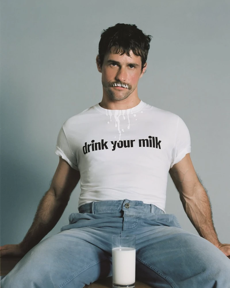 Drink your milk! 🥛An exclusive T-shirt created by LOEWE to celebrate the launch of actor Jonath。 Drink your milk! 🥛An exclusive T-shirt created by LOEWE to celebrate the launch of actor Jonath。