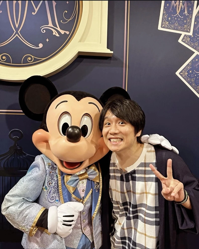 風間俊介從小就愛迪士尼,米奇是他的超級偶像。 風間俊介從小就愛迪士尼,米奇是他的超級偶像。