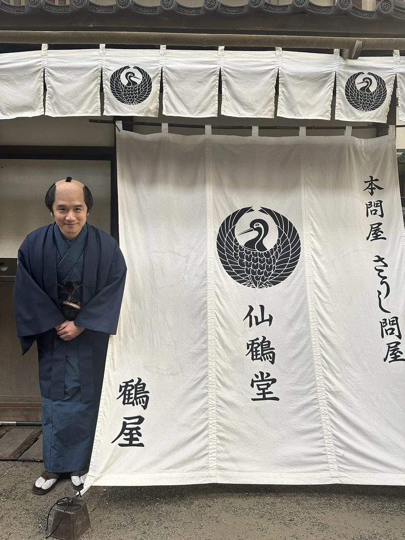 風間俊介在大河劇《大膽狂徒〜蔦重繁華如夢故事〜》飾演書店老闆。 風間俊介在大河劇《大膽狂徒〜蔦重繁華如夢故事〜》飾演書店老闆。