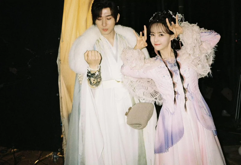 個性寡言木訥的成毅,意外總能逗笑李一桐。 個性寡言木訥的成毅,意外總能逗笑李一桐。