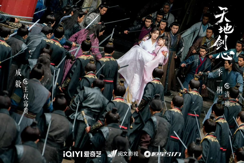 「萬劍穿心」的壯觀名場面,動用了120 台機械手臂。 「萬劍穿心」的壯觀名場面,動用了120 台機械手臂。