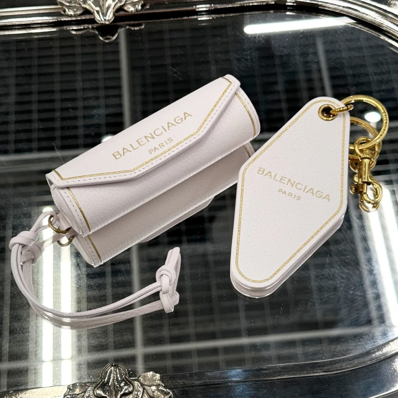 Balenciaga香氛系列皮革香水盒（旅行尺寸用），NT10,200、香氛系列飯店鑰匙掛飾，NT9,500