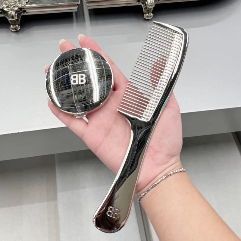 Balenciaga香氛系列梳子，NT23,500、香氛系列鏡子，NT19,500