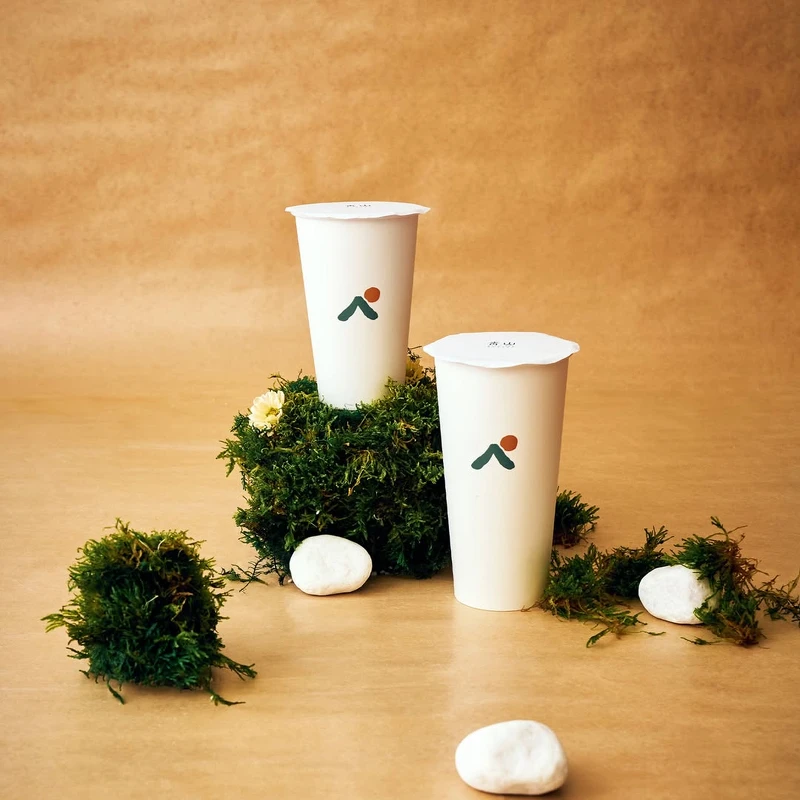 源自鶴茶樓的新品牌「青山」以獨特的青茶專業製作技術，迅速成為2025年討論度最高的手搖飲品牌（圖片來源／@青山 IG）