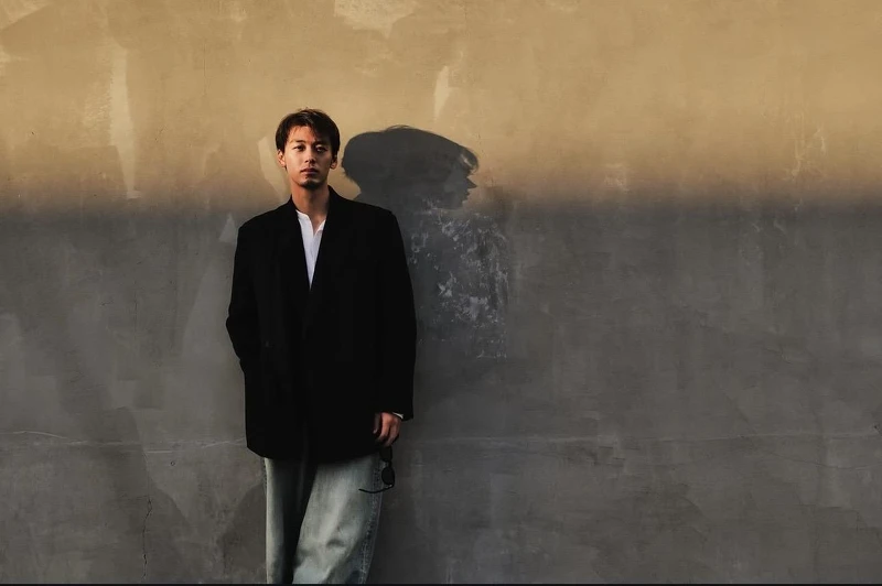 竹內涼真爽朗的形象，出道就有「國民男友」之稱。