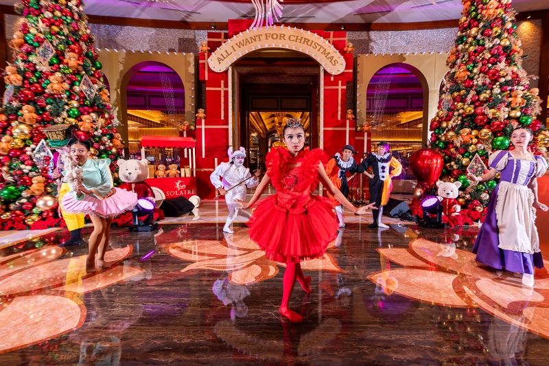 隨著主大廳的聖誕樹點燈儀式隆重舉行，為這座度假城市揭開了夢幻假期的序幕。