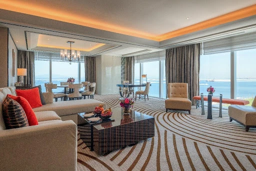 Solaire以其匠心獨運的轉角海景落地窗坐擁舉世聞名馬尼拉灣夕陽。