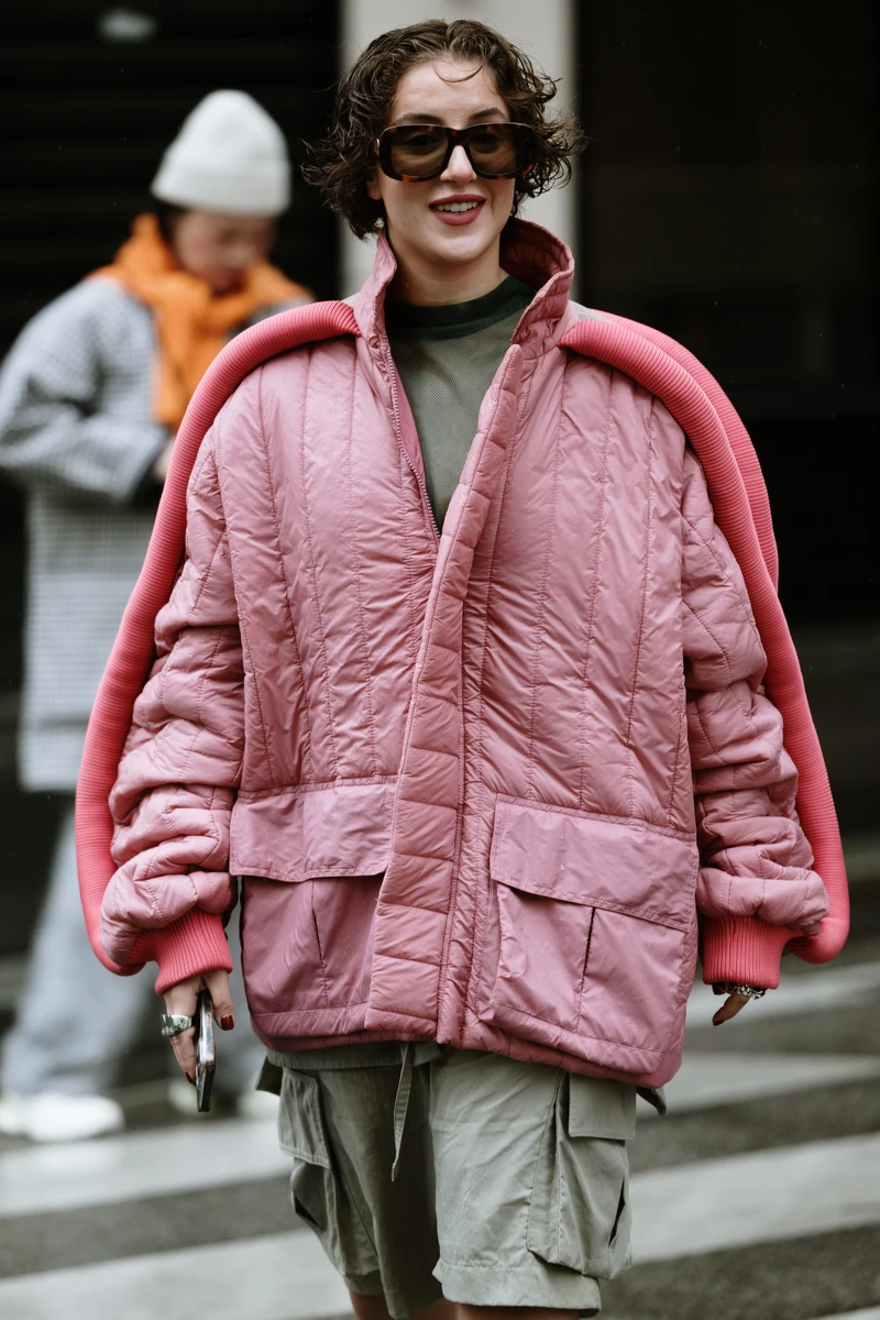 亮色的羽絨衣更有造型上的吸睛優勢。