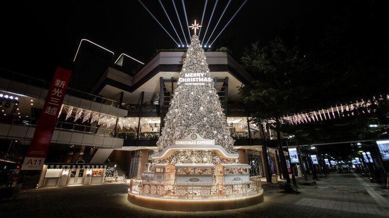 新光三越聖誕樹「傳遞幸福之樹」夢幻點燈 新光三越聖誕樹「傳遞幸福之樹」夢幻點燈