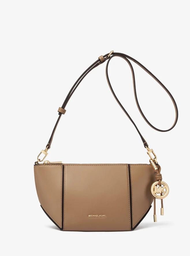 MICHAEL KORS秋冬新款JORDI栗棕色小型肩背包，NT9,200。