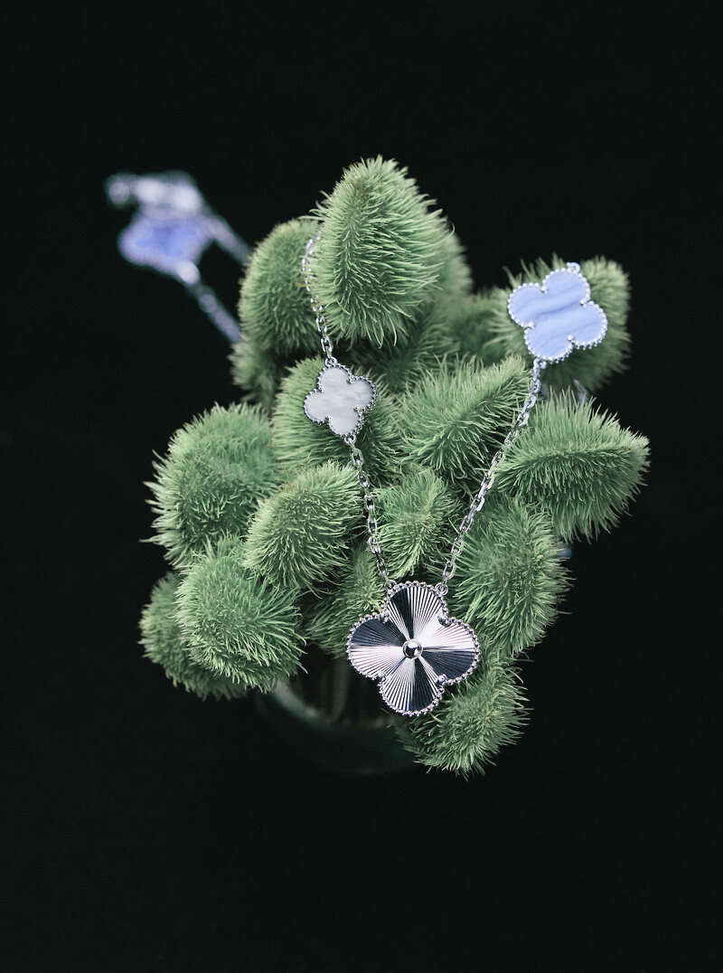 Magic Alhambra 可轉換式長項鍊,15枚四葉幸運圖騰 (可轉換為11枚項鍊與4枚手鍊),18K 白金,鑲嵌玉髓及白色珍珠母貝,Van Cleef & Arpels。 Magic Alhambra 可轉換式長項鍊,15枚四葉幸運圖騰 (可轉換為11枚項鍊與4枚手鍊),18K 白金,鑲嵌玉髓及白色珍珠母貝,Van Cleef & Arpels。