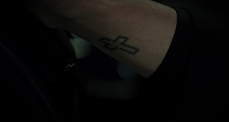 金在吾只看到黑道手臂X刺青，整部戲又多一個X伏筆