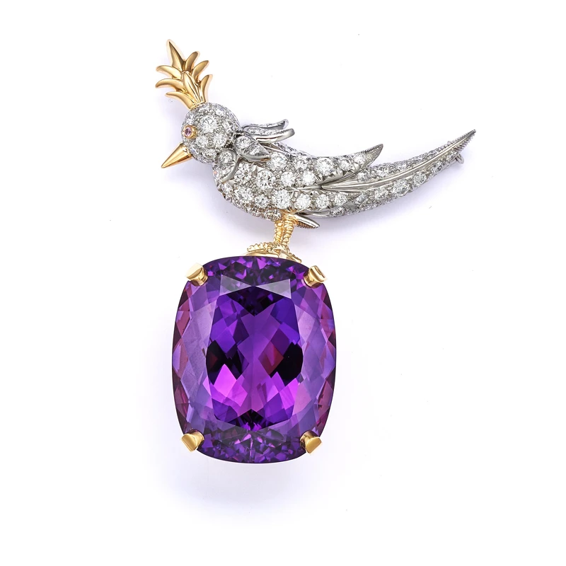 Tiffany 石上鳥高級珠寶系列胸針_鉑金與黃K金鑲嵌主石逾58克拉紫水晶及鑽石與粉色藍寶石眼 約NT$ 3,790,000
